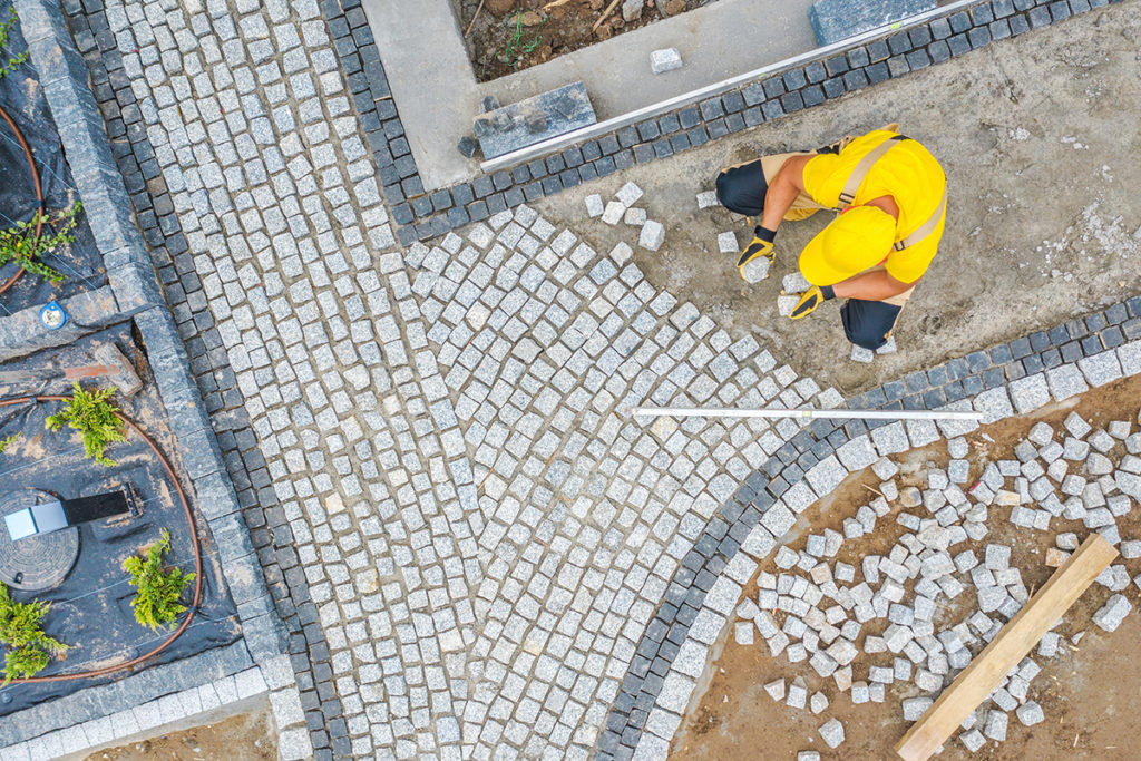 Pose de pavés sur un chantier d’aménagement extérieur